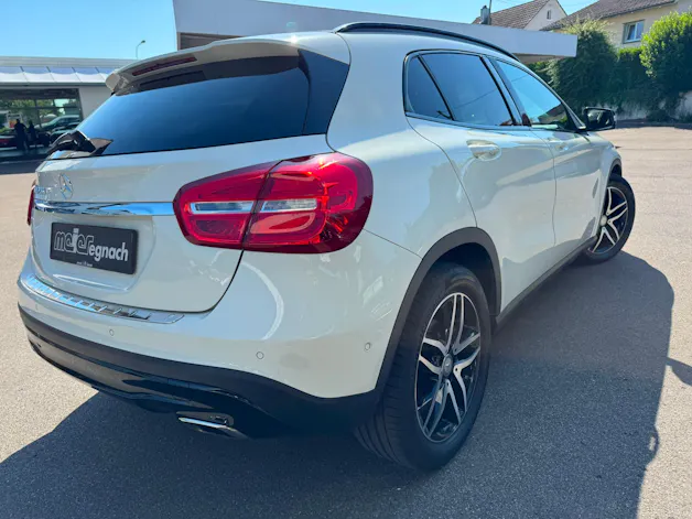 MERCEDES-BENZ GLA 200 Night Star 7G-DCT