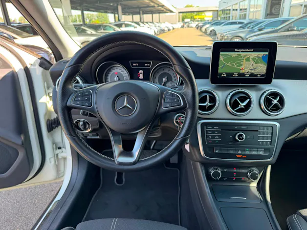 MERCEDES-BENZ GLA 200 Night Star 7G-DCT