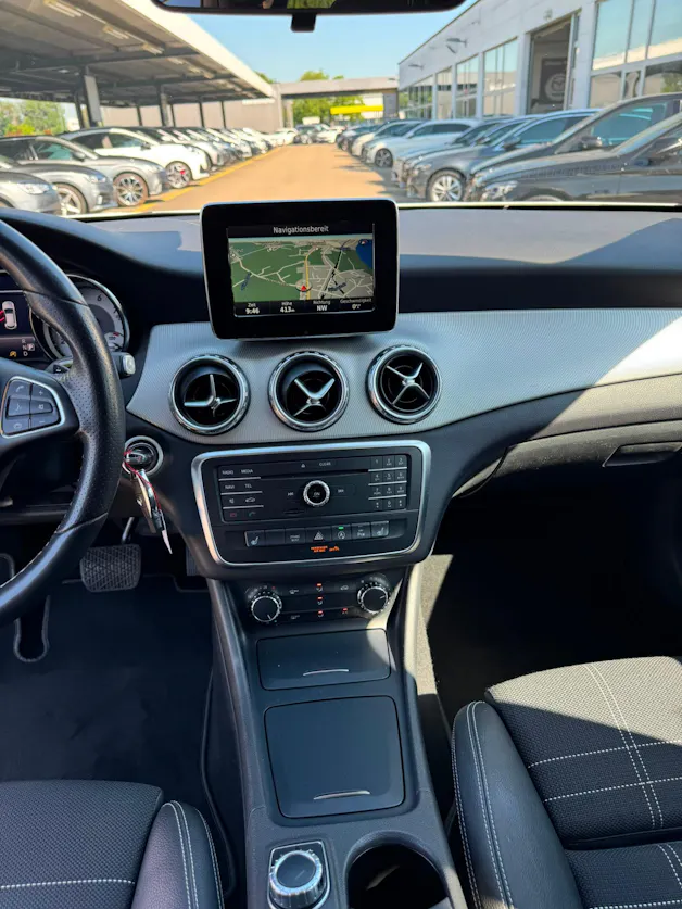 MERCEDES-BENZ GLA 200 Night Star 7G-DCT