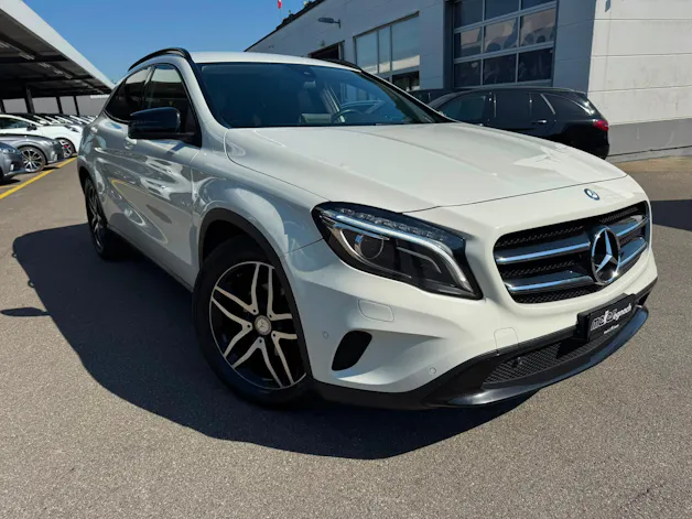 MERCEDES-BENZ GLA 200 Night Star 7G-DCT