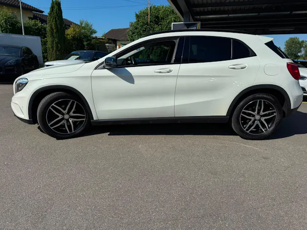 MERCEDES-BENZ GLA 200 Night Star 7G-DCT