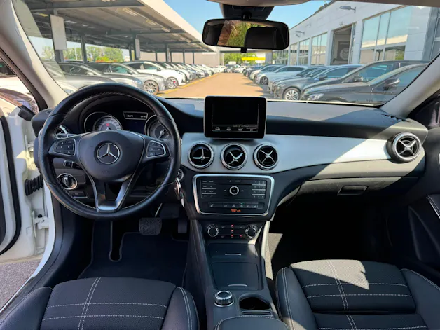 MERCEDES-BENZ GLA 200 Night Star 7G-DCT