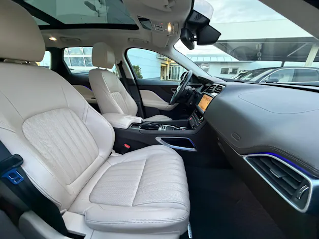 Jaguar F-Pace 30t 2.0 Portfolio AWD Automatik