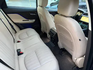 Jaguar F-Pace 30t 2.0 Portfolio AWD Automatik