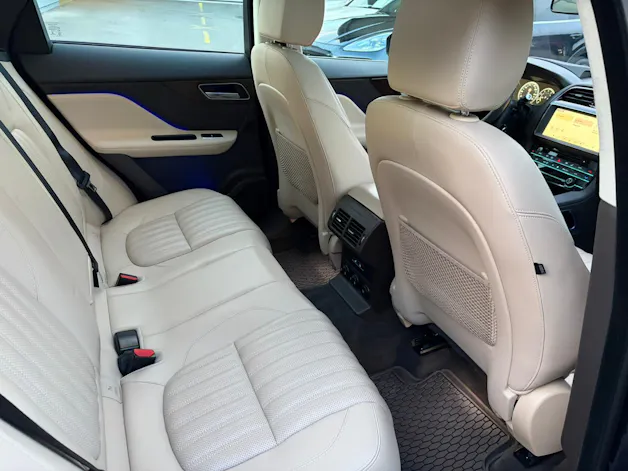 Jaguar F-Pace 30t 2.0 Portfolio AWD Automatik