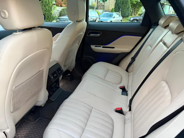 Jaguar F-Pace 30t 2.0 Portfolio AWD Automatik