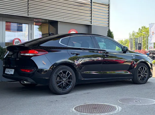 HYUNDAI i30 Fastback 1.5 T-GDi Amplia 48V