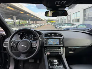 Jaguar F-Pace 2.0d Pure AWD Automatik
