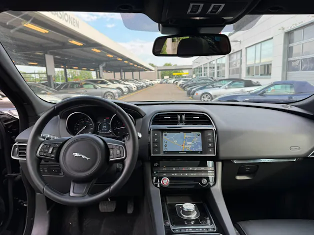 Jaguar F-Pace 2.0d Pure AWD Automatik