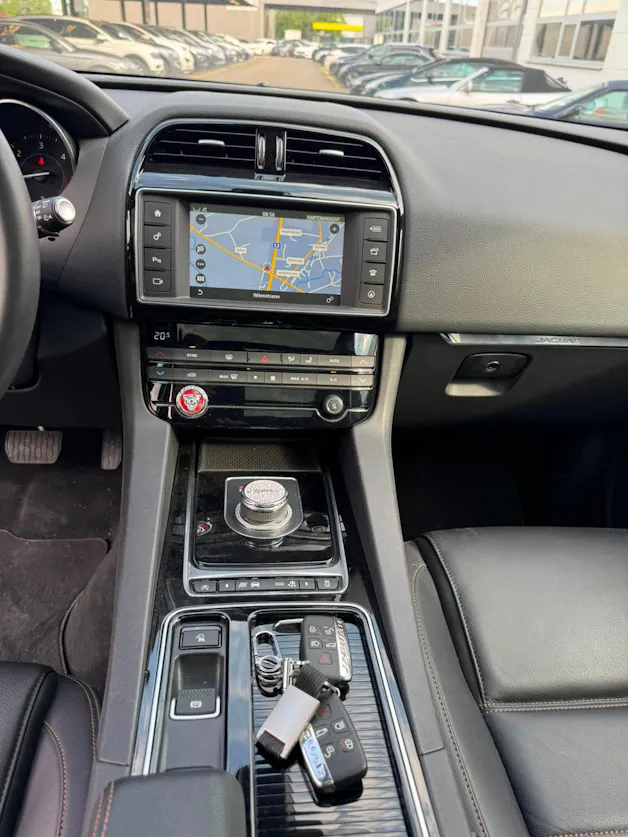 Jaguar F-Pace 2.0d Pure AWD Automatik