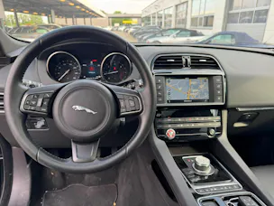 Jaguar F-Pace 2.0d Pure AWD Automatik
