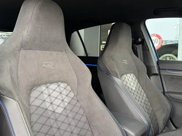 VW Golf VIII 1.5 eTSi mHEV R-Line