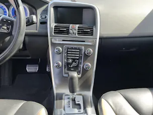 VOLVO XC60 2.4 D5 Kinetic R-Design AWD