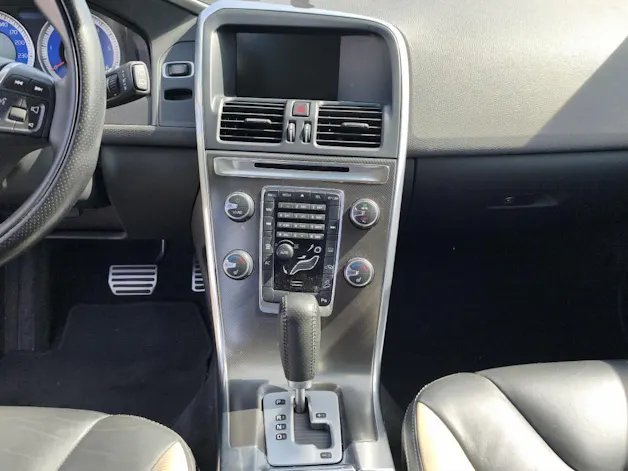 VOLVO XC60 2.4 D5 Kinetic R-Design AWD