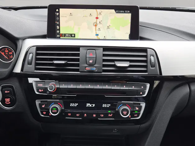 BMW 320i xDrive Touring Edition Sport Line
