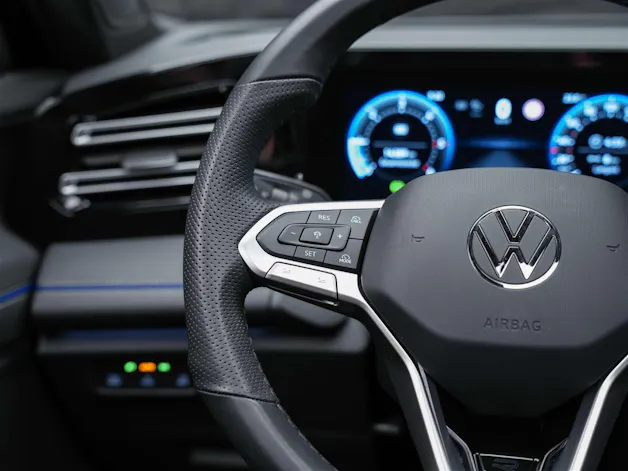 VW Tiguan 2.0 TDI SCR R-Line 4Motion DSG *Panorama*Massage*Lenkradheizung*360° Kamera*
