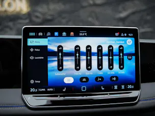 VW Tiguan 2.0 TDI SCR R-Line 4Motion DSG *Panorama*Massage*Lenkradheizung*360° Kamera*