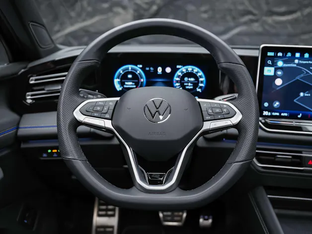 VW Tiguan 2.0 TDI SCR R-Line 4Motion DSG *Panorama*Massage*Lenkradheizung*360° Kamera*