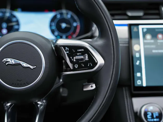 Jaguar F-Pace 3.0 D300 R-Dynamic MHEV SE AWD *Facelift*Panorama*Meridian*Lenkradheizung*