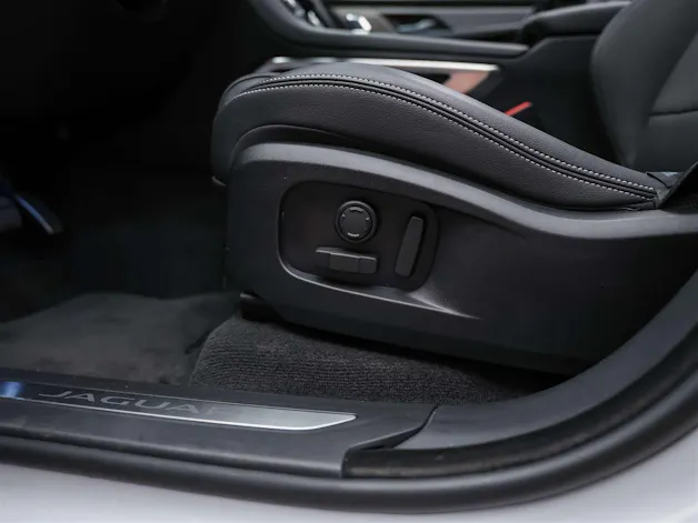 Jaguar F-Pace 3.0 D300 R-Dynamic MHEV SE AWD *Facelift*Panorama*Meridian*Lenkradheizung*