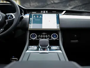 Jaguar F-Pace 3.0 D300 R-Dynamic MHEV SE AWD *Facelift*Panorama*Meridian*Lenkradheizung*