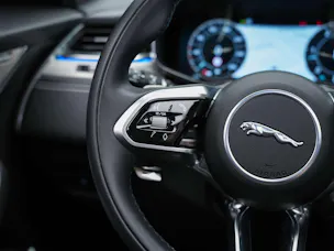 Jaguar F-Pace 3.0 D300 R-Dynamic MHEV SE AWD *Facelift*Panorama*Meridian*Lenkradheizung*