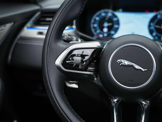 Jaguar F-Pace 3.0 D300 R-Dynamic MHEV SE AWD *Facelift*Panorama*Meridian*Lenkradheizung*