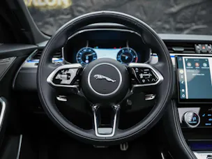 Jaguar F-Pace 3.0 D300 R-Dynamic MHEV SE AWD *Facelift*Panorama*Meridian*Lenkradheizung*