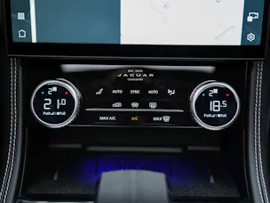 Jaguar F-Pace 3.0 D300 R-Dynamic MHEV SE AWD *Facelift*Panorama*Meridian*Lenkradheizung*