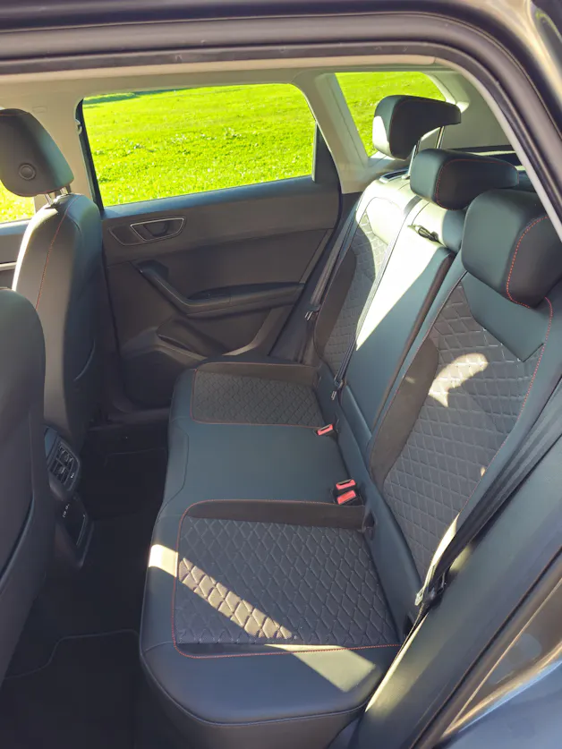 SEAT Ateca 2.0 TSI FR 4Drive DSG *Anhängerkupplung+8-fach bereift*