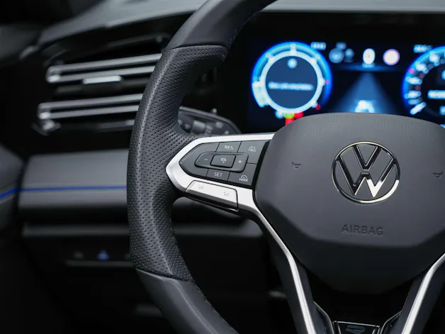 VW Tiguan 2.0 TDI SCR R-Line 4Motion DSG *Panorama*Massage*Lenkradheizung*360° Kamera*