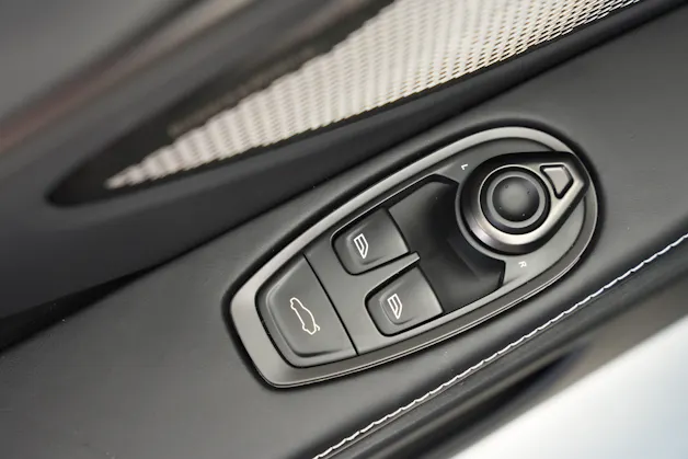 ASTON MARTIN Vanquish 5.2 V12 Bi-Turbo *Full Carbon* *Panorama* *Titanauspuff*