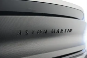 ASTON MARTIN Vanquish 5.2 V12 Bi-Turbo *Full Carbon* *Panorama* *Titanauspuff*