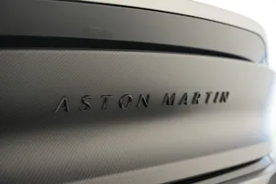 ASTON MARTIN Vanquish 5.2 V12 Bi-Turbo *Full Carbon* *Panorama* *Titanauspuff*
