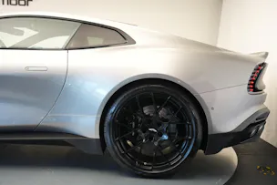 ASTON MARTIN Vanquish 5.2 V12 Bi-Turbo *Full Carbon* *Panorama* *Titanauspuff*