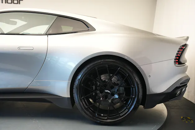 ASTON MARTIN Vanquish 5.2 V12 Bi-Turbo *Full Carbon* *Panorama* *Titanauspuff*