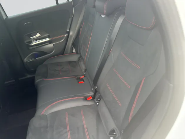 MERCEDES-BENZ GLA 200 AMG Line 7G-DCT