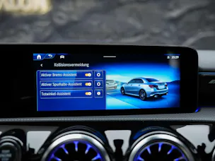 MERCEDES-BENZ A35 AMG 4Matic+ 8G-DCT *Panorama*Burmester*Abstandsregler*