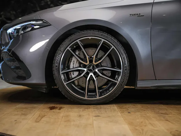 MERCEDES-BENZ A35 AMG 4Matic+ 8G-DCT *Panorama*Burmester*Abstandsregler*