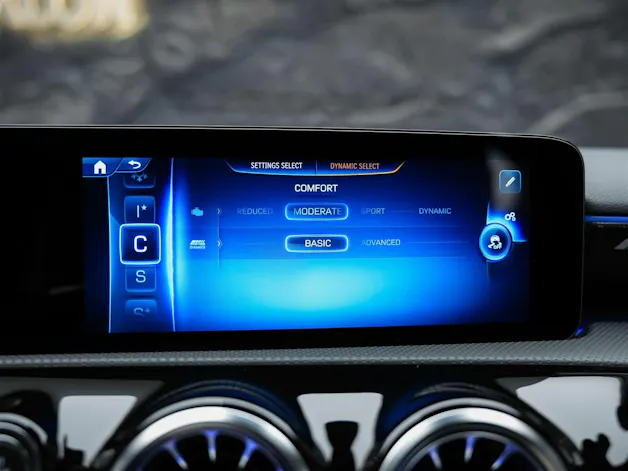 MERCEDES-BENZ A35 AMG 4Matic+ 8G-DCT *Panorama*Burmester*Abstandsregler*