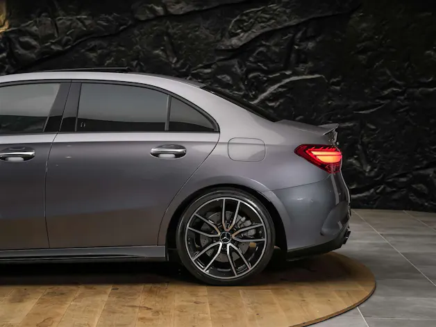 MERCEDES-BENZ A35 AMG 4Matic+ 8G-DCT *Panorama*Burmester*Abstandsregler*
