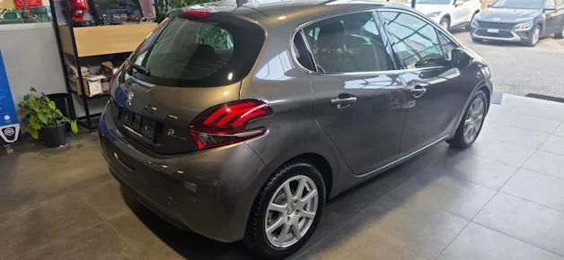 PEUGEOT 208 1.2 PureTech Allure EAT6