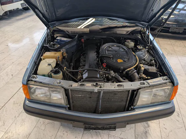 MERCEDES-BENZ E190 2.6