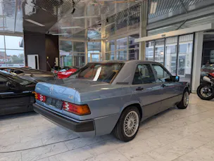 MERCEDES-BENZ E190 2.6