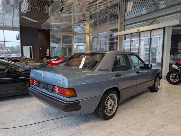 MERCEDES-BENZ E190 2.6