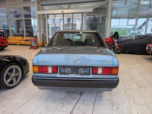 MERCEDES-BENZ E190 2.6