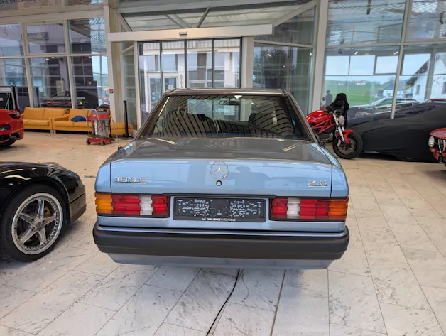 MERCEDES-BENZ E190 2.6