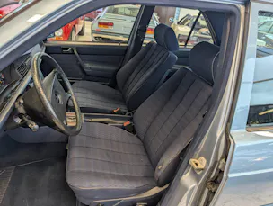 MERCEDES-BENZ E190 2.6