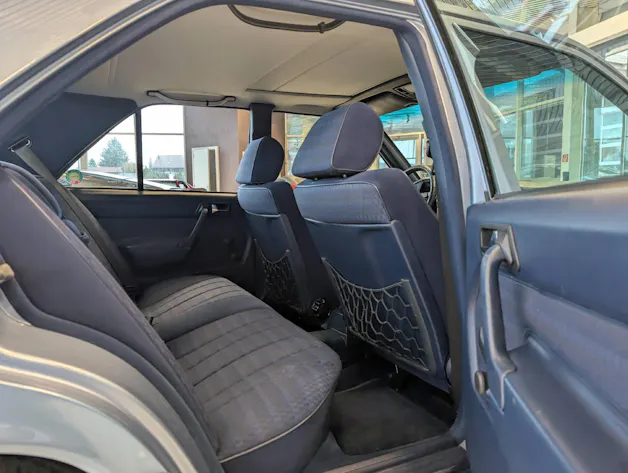 MERCEDES-BENZ E190 2.6