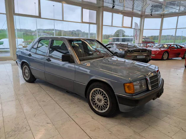 MERCEDES-BENZ E190 2.6